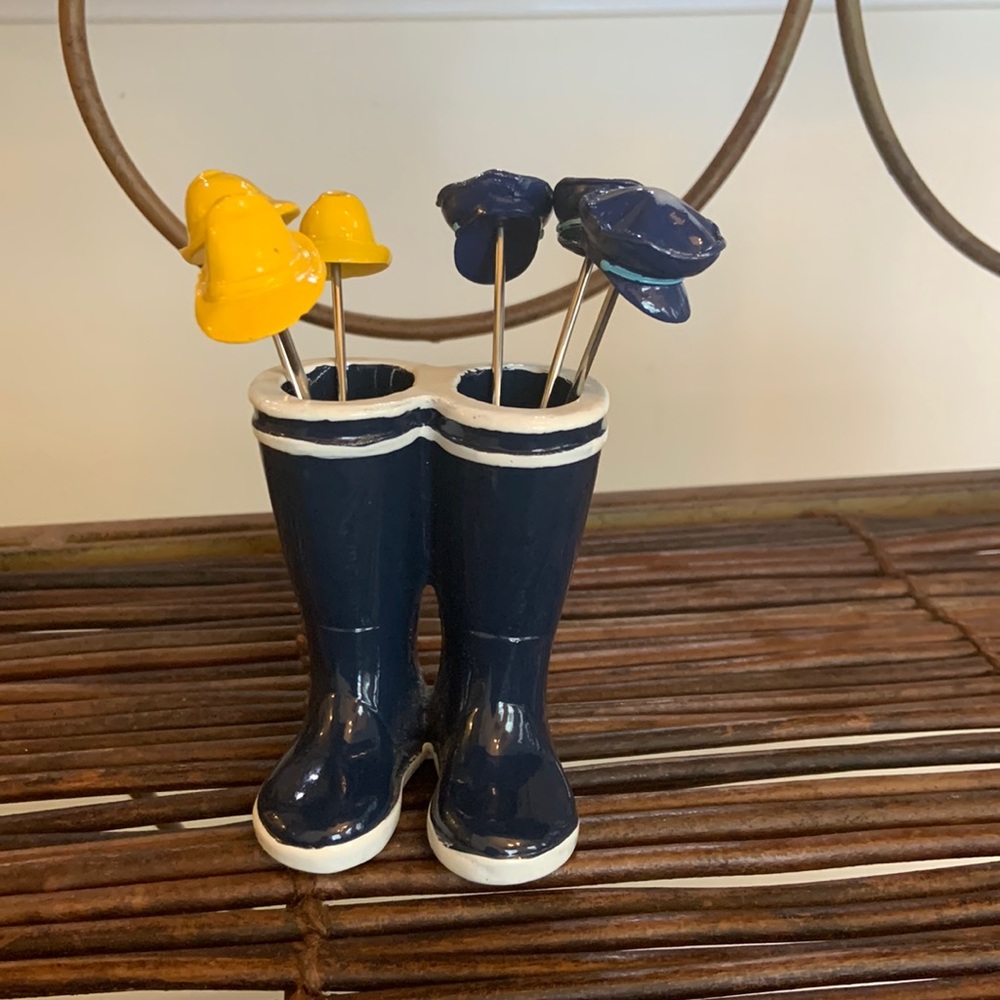 Fireman boots pick holder with dress hats and fireman‎ uniform hats on pick 6